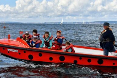 jeunes enfants sur un bateau