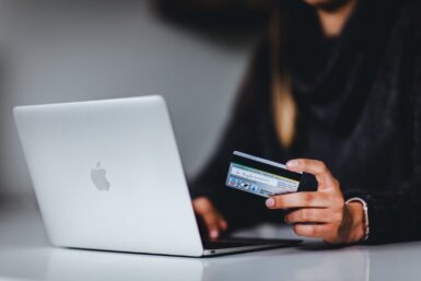 femme et ordinateur - paiement en ligne