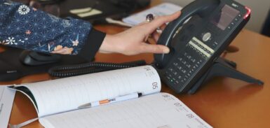 Un téléphone et un agenda sur un bureau